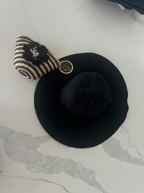Wimens Foldable Wide Brim Black Sun Hat + Decorative Flower Accent Travel Pouch